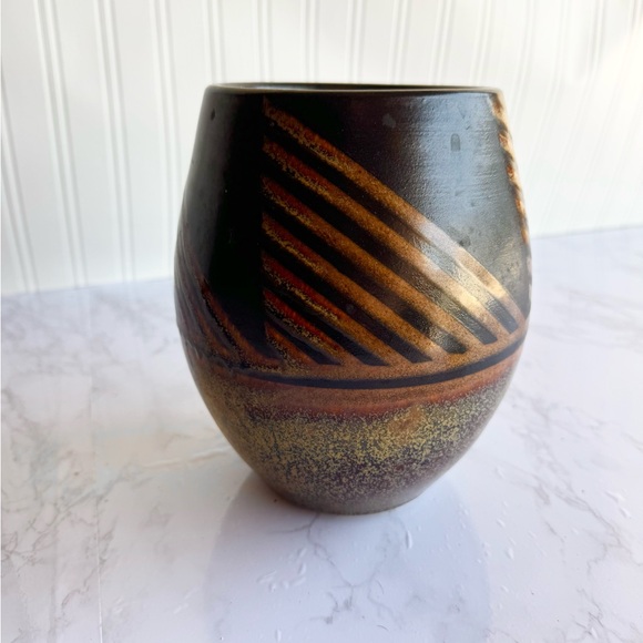 Organic Neutral Signed Dawn (?) Studio Pottery Vase - Picture 4 of 9